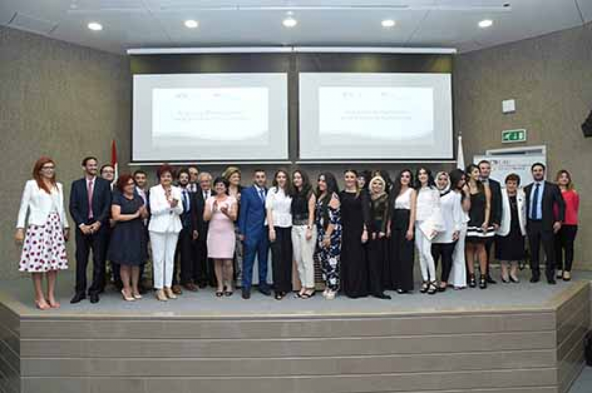كلية التمريض في الجامعة اللبنانية الاميركية احتفلت بقسم اليمين لخريجيها منى الهراوي: الحياة تحد يجب النهوض به