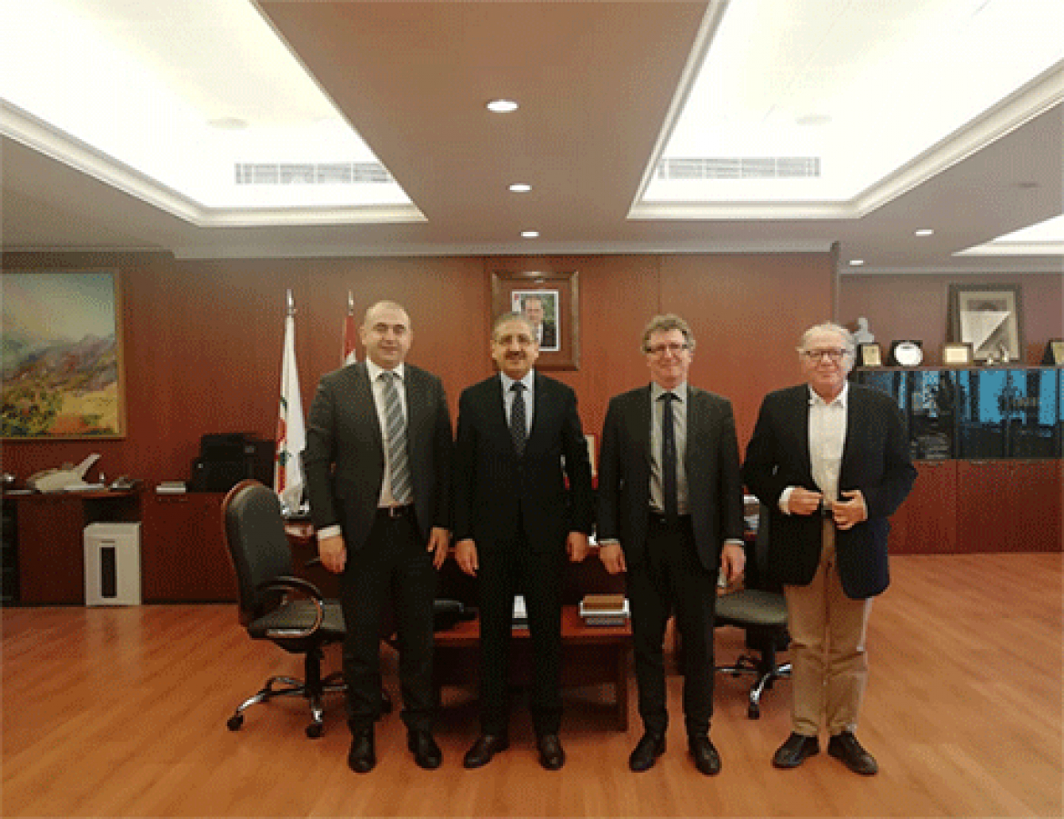 أيوب عرض مع وفد من السيرويسيف لتطوير الروابط